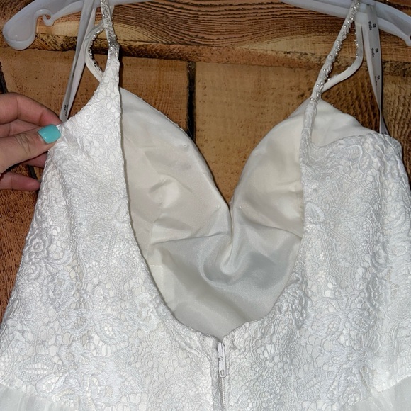 BRAND NEW WEDDING DRESS - Picture 2 of 6